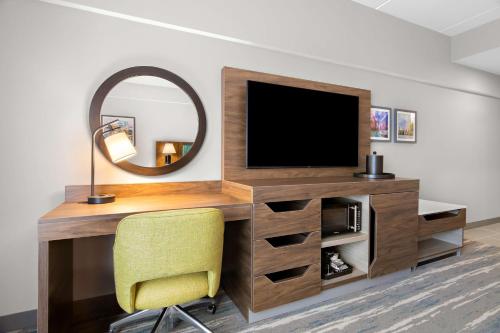 King Studio with Wet Bar image 3