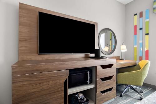 King Studio with Wet Bar image 2