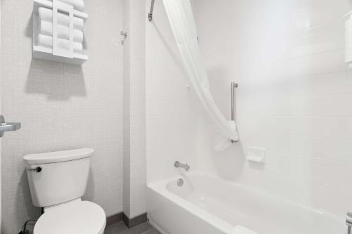 King Room with Tub - Mobility Access image 1