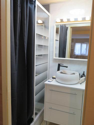 One-Bedroom Apartment image 9