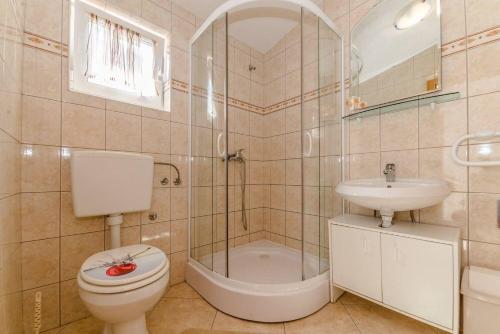 Five-Bedroom Holiday Home image 1