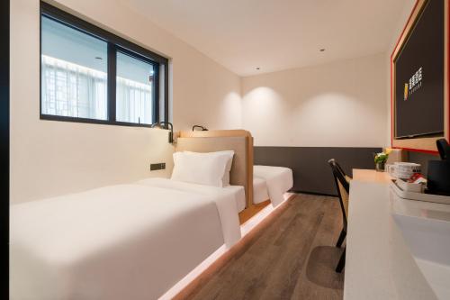 Economy Twin Room image 3