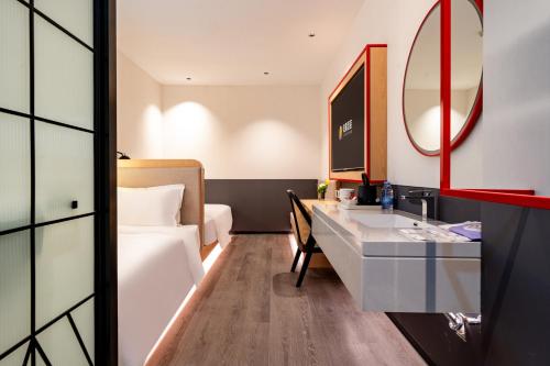 Economy Twin Room image 4