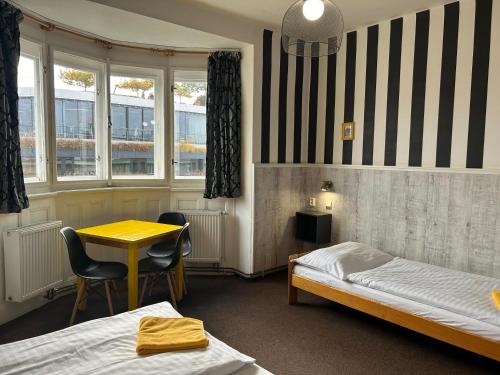 room detail thumbnail 1