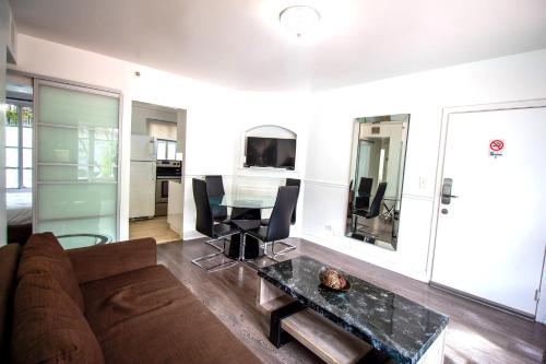 Courtyard Two-Bedroom Apartments by Royal Stays - image 2