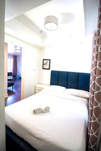 Courtyard Two-Bedroom Apartments by Royal Stays - image 6