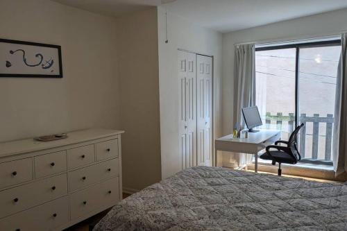 Tacas Townhome with Private Roof Deck in Baltimore, USA