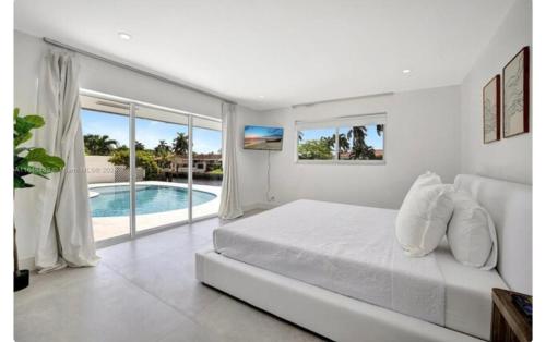 Waterfront Villa with 3 bedroom private suites