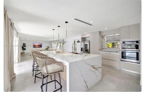Waterfront Villa with 3 bedroom private suites in Fort Lauderdale, Vereinigte Staaten von Amerika