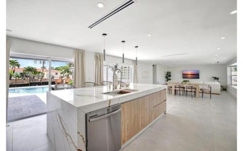 Waterfront Villa with 3 bedroom private suites in Fort Lauderdale, USA