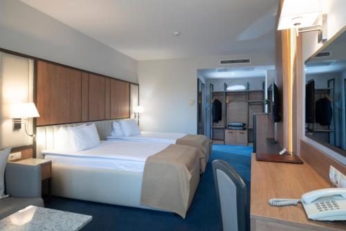 Legends Hotel - image 10