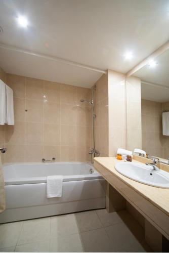 One-Bedroom Apartment image 7