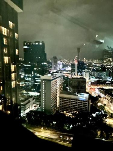 Pinnacle PJ-Duplex,Projector,FREE Parking,Near LRT,2-6pax