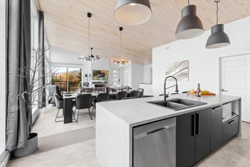 共用Lounge/電視區, Chalet le Roc in 小里維爾-聖弗朗科斯 (QC)