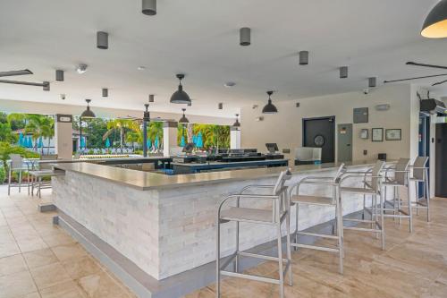 Luxurious Condo w/Private Balcony! AMAZING View