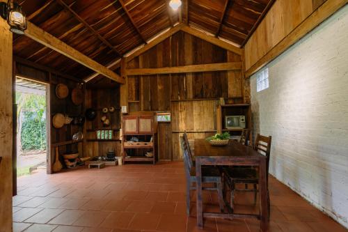 Cucina, Casa di 45 m² con 2 camera(e) e 2 bagno(i) privato(i) in zona Hòa Thắng (Xom Sinh Homestay & Farmstay Buon Ma Thuot Dak Lak) in Hòa Thắng