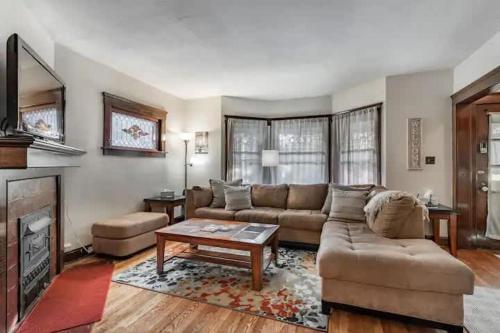 Lakewood Bed & Biscuit - Pet Friendly - Mins to LKWD Park in Lakewood, USA