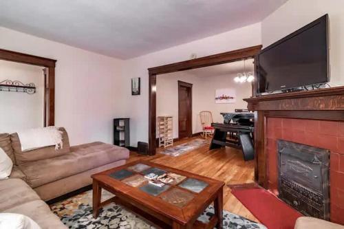 Lakewood Bed & Biscuit - Pet Friendly - Mins to LKWD Park in Lakewood, USA