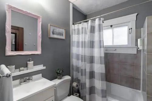 Lakewood Bed & Biscuit - Pet Friendly - Mins to LKWD Park in Lakewood, USA