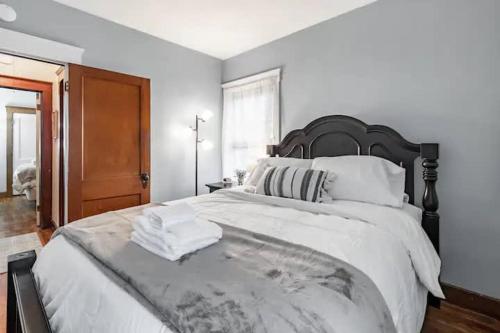 Lakewood Bed & Biscuit - Pet Friendly - Mins to LKWD Park in Lakewood, USA