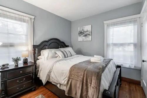 Lakewood Bed & Biscuit - Pet Friendly - Mins to LKWD Park in Lakewood, USA