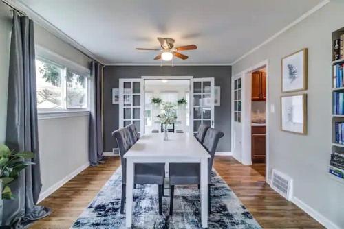 Big Blue Dog - Pet Friendly - Big Yard in Euclid, USA