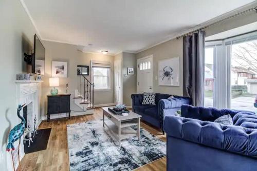 Big Blue Dog - Pet Friendly - Big Yard in Euclid, USA