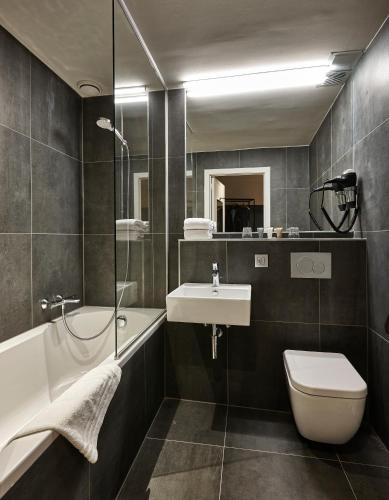 Standard Double Room with Canal View image 6