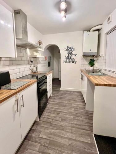 厨房, Spacious 3-Bedroom Family Home in Ince in 韦根