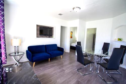 Courtyard Two-Bedroom Apartments by Royal Stays - image 10