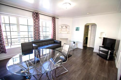 Courtyard Two-Bedroom Apartments by Royal Stays - image 6