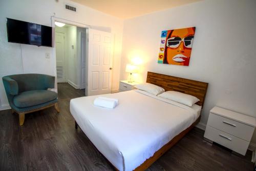 Courtyard Two-Bedroom Apartments by Royal Stays - image 11