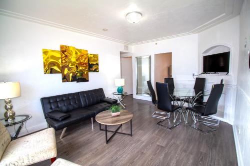 Courtyard Two-Bedroom Apartments by Royal Stays - image 9