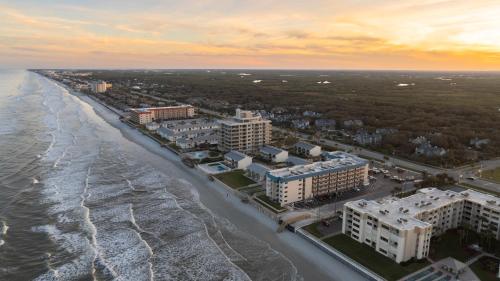 Sunrise Villa Renovated Ocean Front Condo Steps to Beach & Pool in New Smyrna Beach, USA