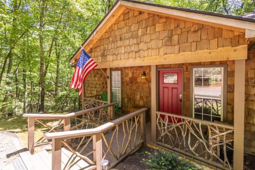 Pet-Friendly Luxury Cabin With Fire Pit Near Helen in Cleveland, USA