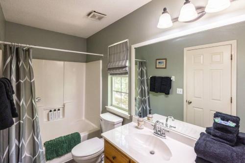 Pet-Friendly Luxury Cabin With Fire Pit Near Helen in Cleveland, USA