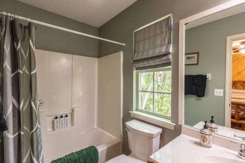 Pet-Friendly Luxury Cabin With Fire Pit Near Helen in Cleveland, USA