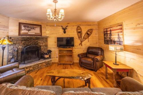 Pet-Friendly Luxury Cabin With Fire Pit Near Helen in Cleveland, USA