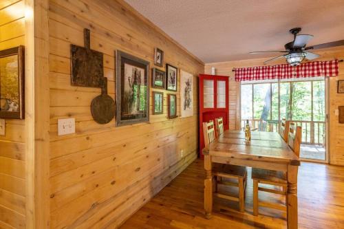 Pet-Friendly Luxury Cabin With Fire Pit Near Helen in Cleveland, USA