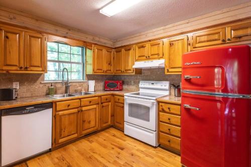 Pet-Friendly Luxury Cabin With Fire Pit Near Helen in Cleveland, USA