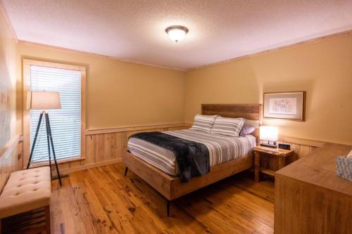 Pet-Friendly Luxury Cabin With Fire Pit Near Helen in Cleveland, USA