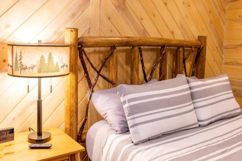 Pet-Friendly Luxury Cabin With Fire Pit Near Helen in Cleveland, USA