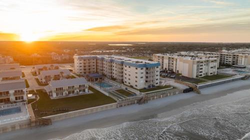 Sunrise Villa Renovated Ocean Front Condo Steps to Beach & Pool in New Smyrna Beach, USA