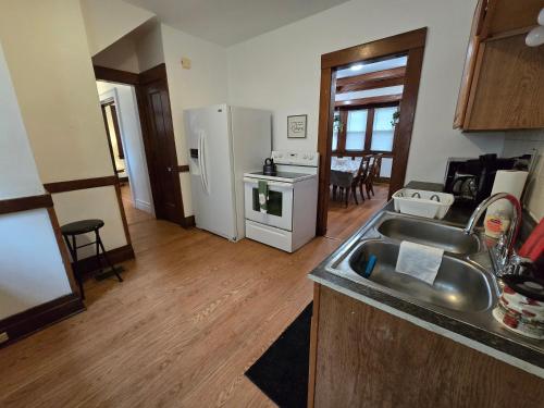 주방, Private rooms in Rochester home- Near Hospitals and Universities in 알 앤드 케이 스카이렌치 에어포트
