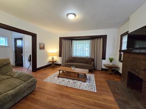 Private rooms in Rochester home- Near Hospitals and Universities in 알 앤드 케이 스카이렌치 에어포트