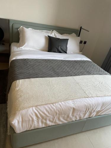 MAG 960 Stylish Luxury Apartment 6 Minutes to Burj Khalifa with Complimentary Guest Welcome Pack, Dubaj (zdjęcie 4)