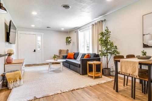 7 Mi to Mounds State Park Indiana Home with Porch! in Daleville (IN)