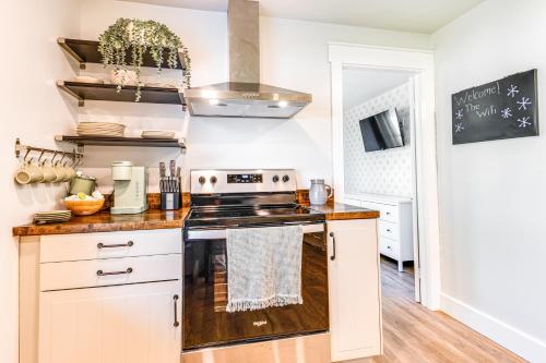 7 Mi to Mounds State Park Indiana Home with Porch! in Daleville (IN)