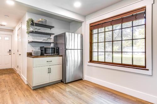 7 Mi to Mounds State Park Indiana Home with Porch! in Daleville (IN)