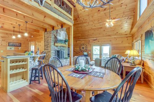 Mineral Bluff Bear Ridge Cabin with Hot Tub! in Mineral Bluff, USA
